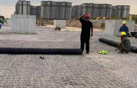 瑶海土工格栅铺设前地基要怎么处理？